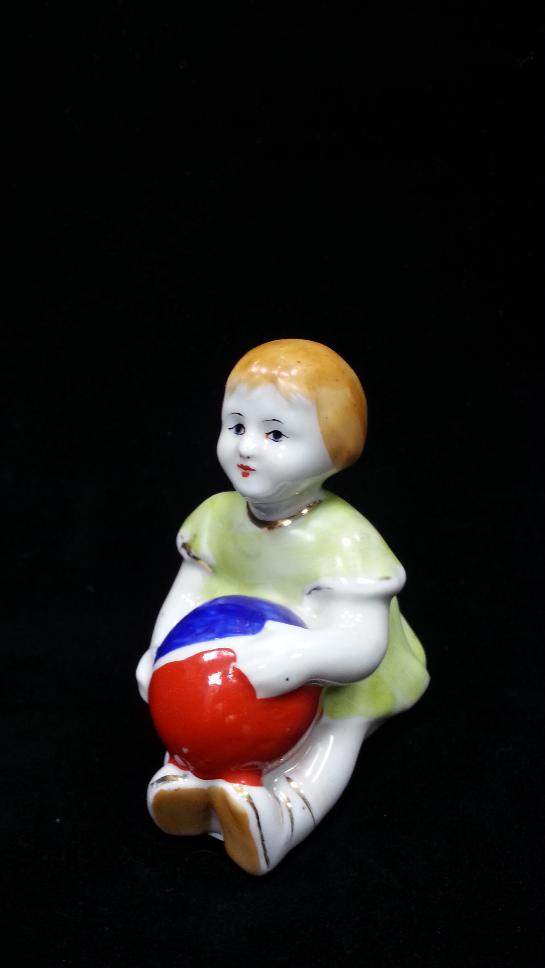 Статуэтка фарфоровая советского периода Москва доставка девочка с мячом