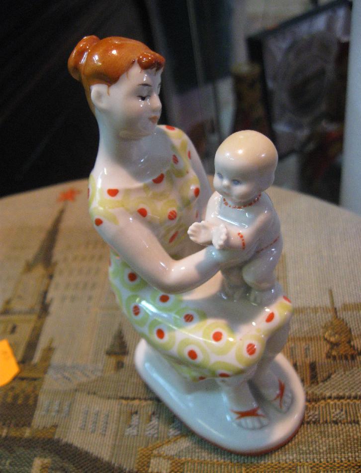 Антикварная статуэтка фарфоровая мама с ребёнком, высота 13см