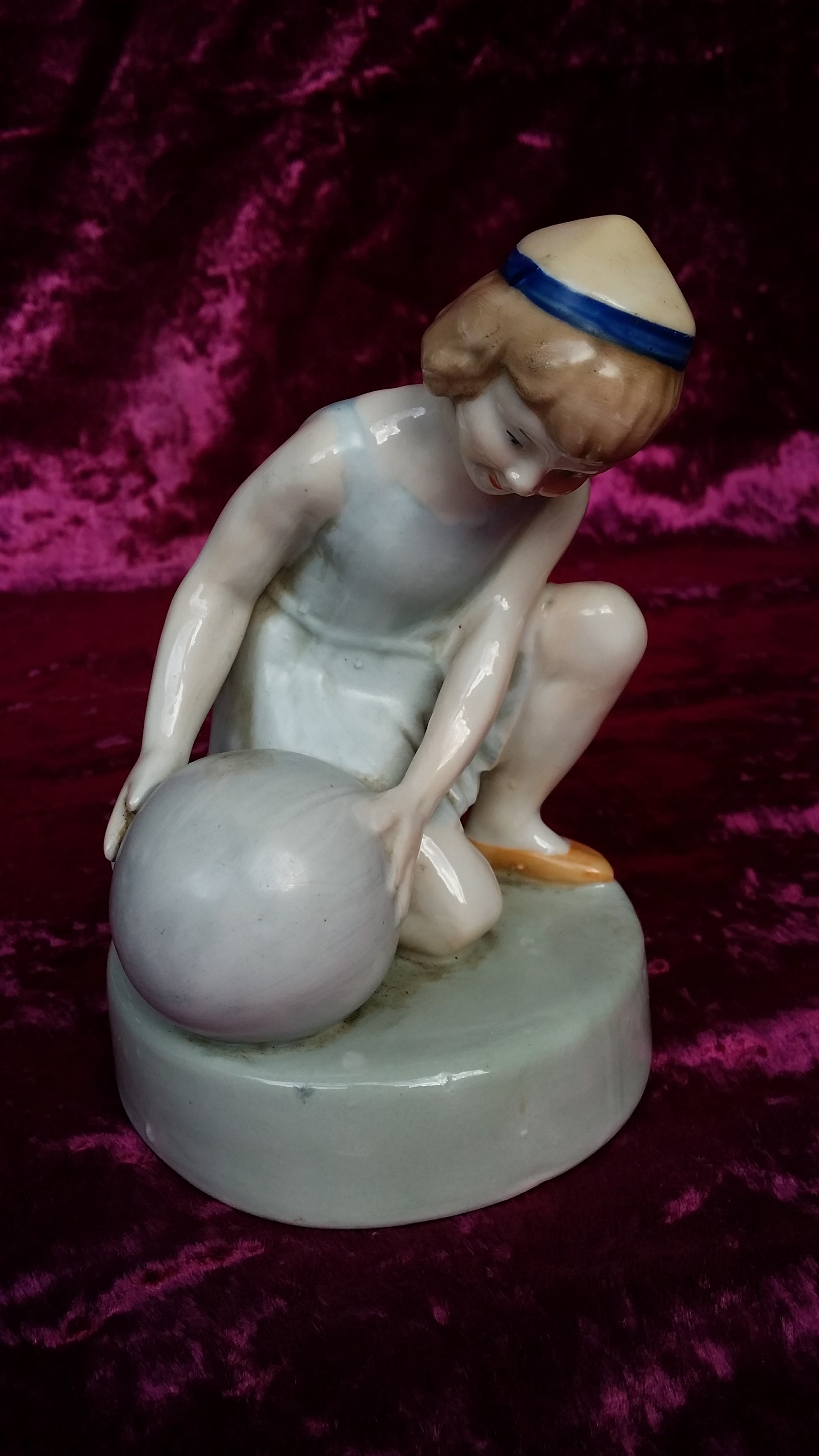 Фарфоровая статуэтка Советского периода девочка с мячом, Городницкий фарфоровый завод 30-е годы
