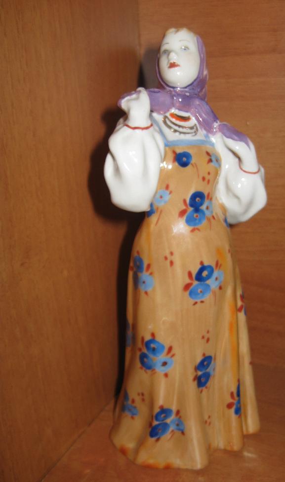 Статуэтка фарфоровая СССР Москва, танцующая девушка в красивом нарядном сарафане, в платочке, ввысота статуэтки 20 см, дулёво