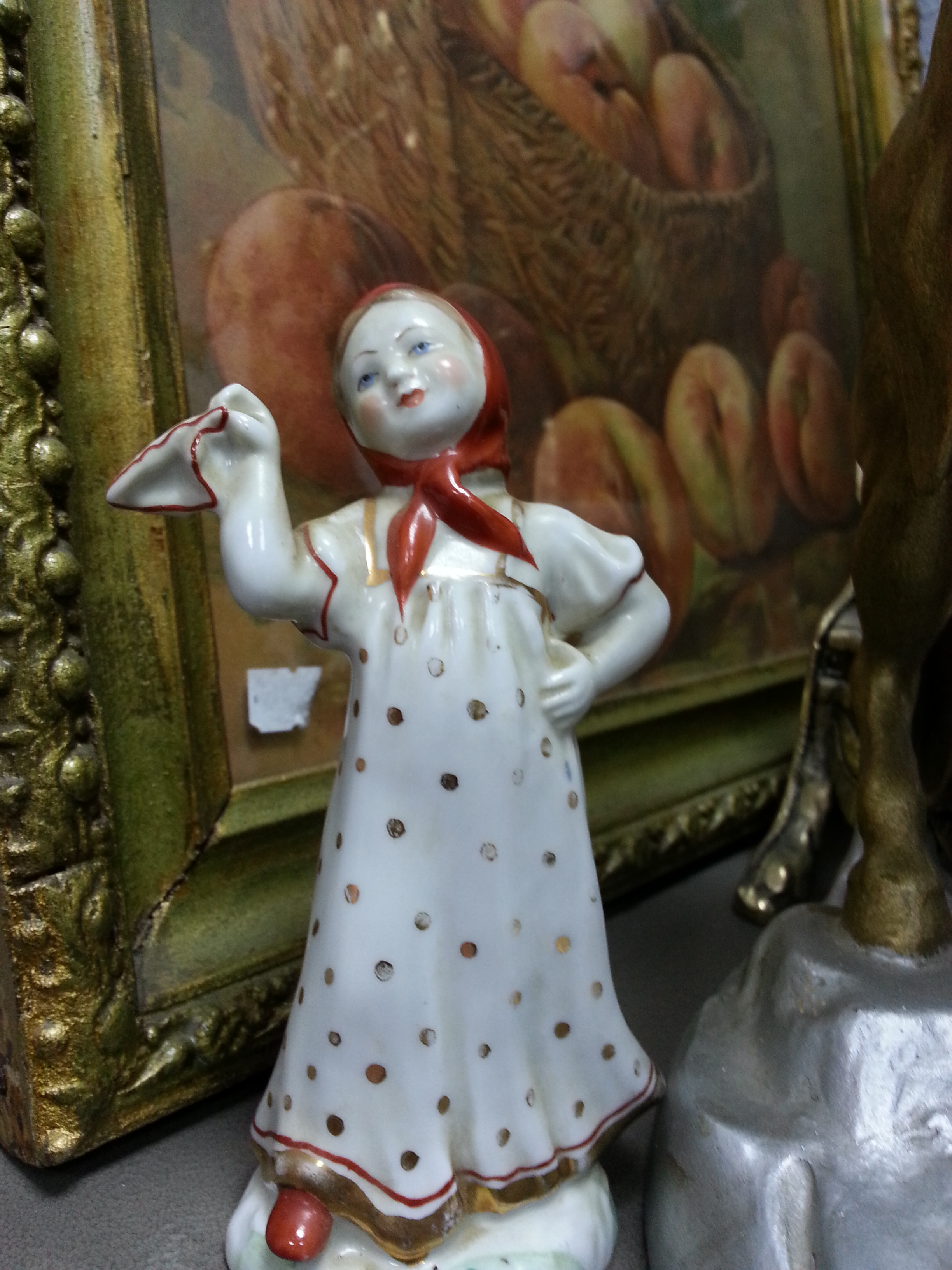 Статуэтка фарфоровая советского периода пляшущая девушка с платочком