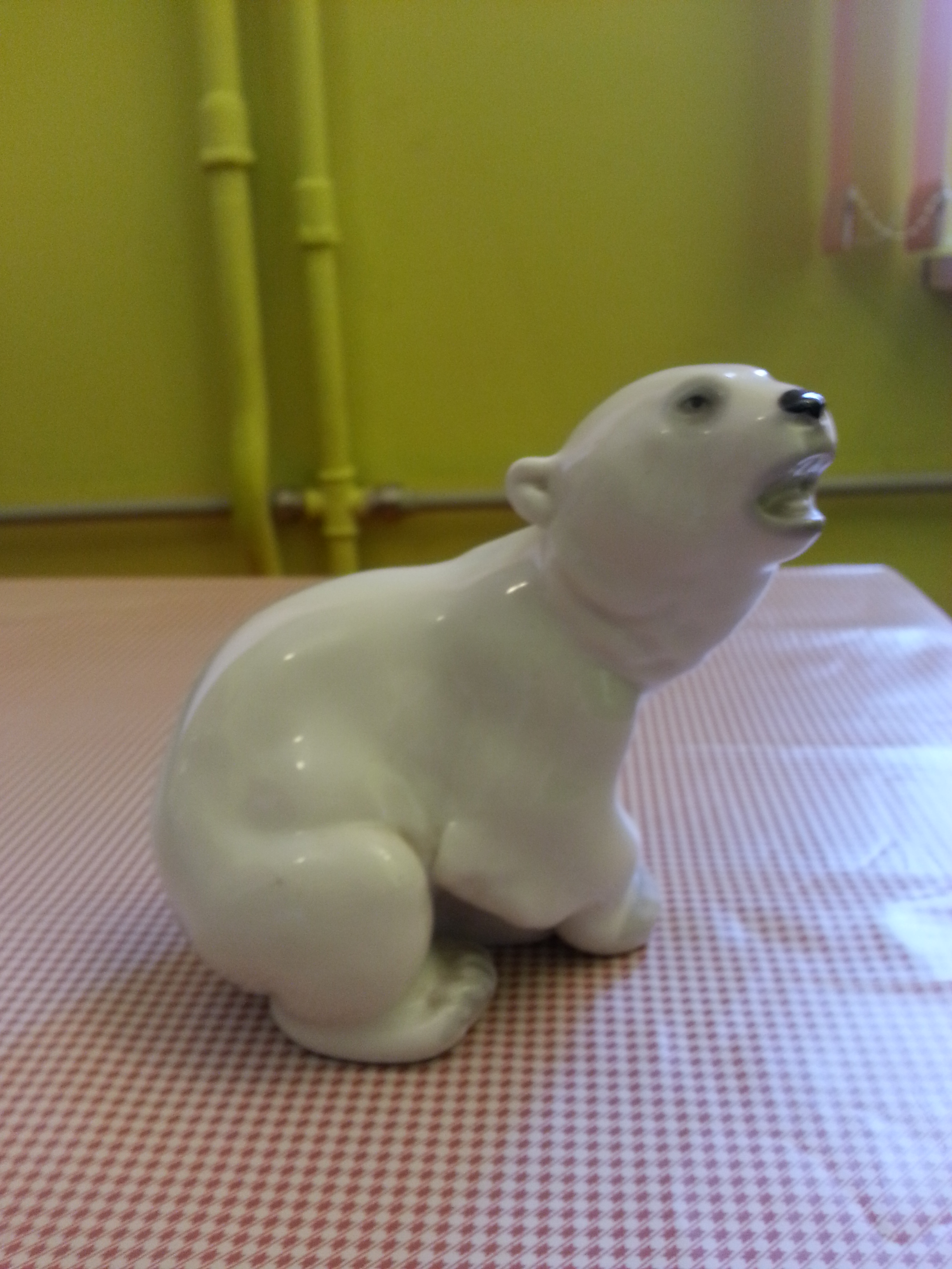 Статуэтка фарфоровая советского периода белый медведь ЛФЗ Москва