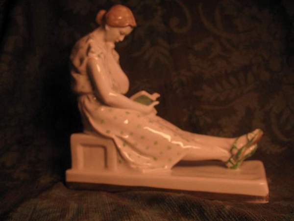 Статуэтка фарфоровая девушка с книгой, высота 18см, скульптор Малышева, редкость