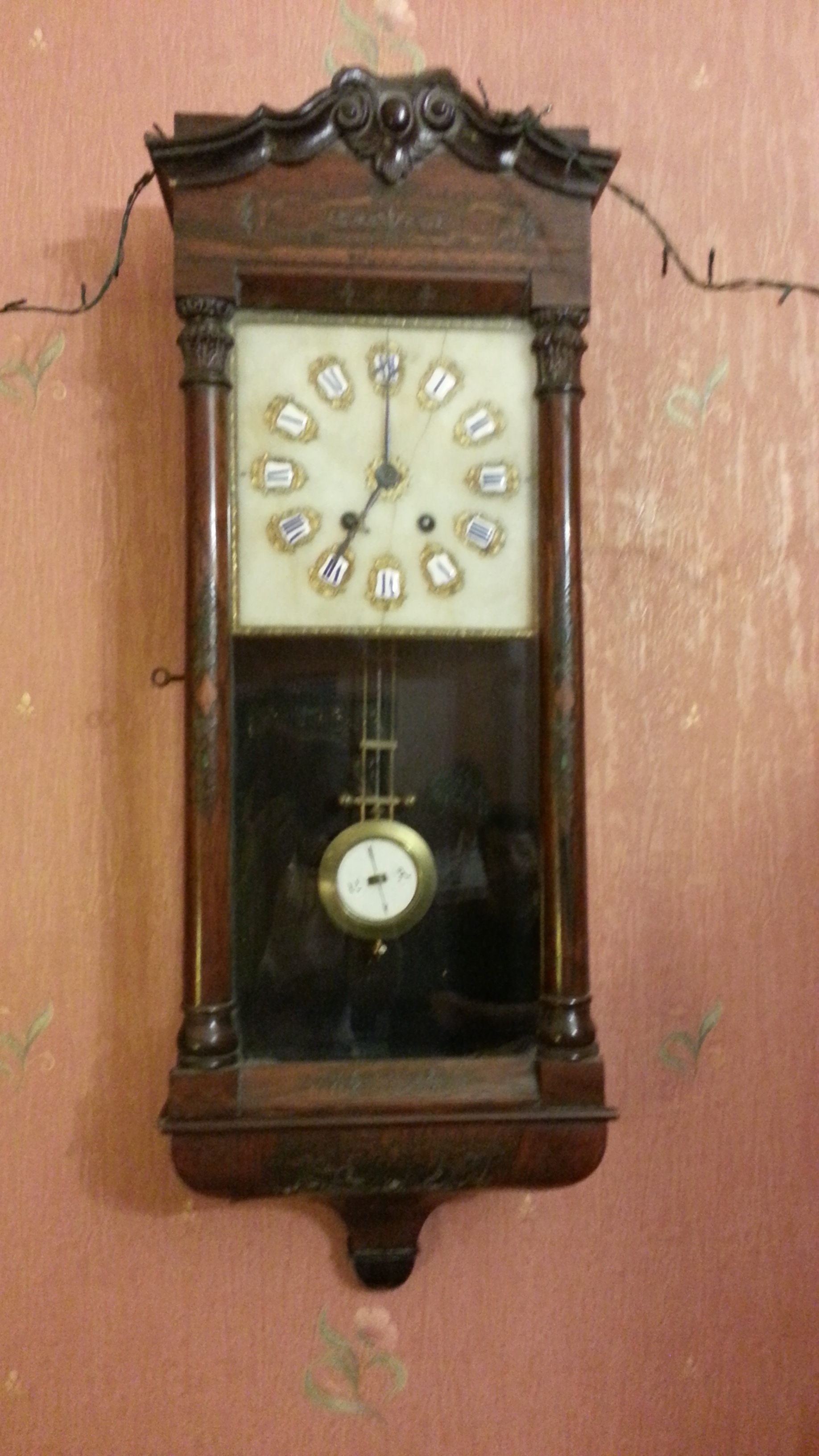 Часы старинные настенные Москва раритет, циферблат из мрамора, корпус украшен инкрустацией, резьбой