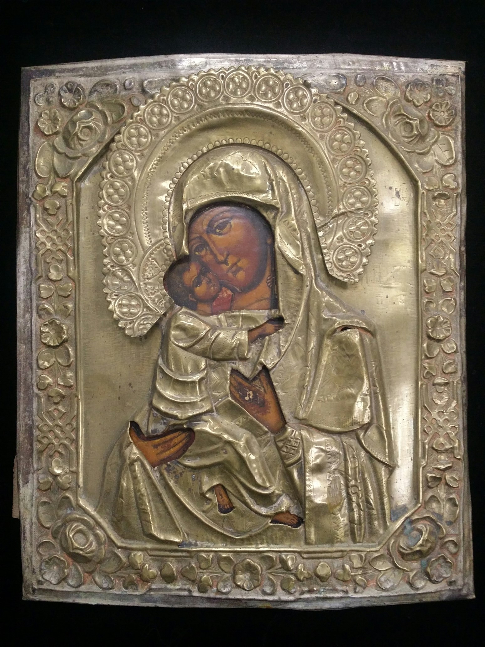  икона старинная Богородица, написана на левкасе, в окладе