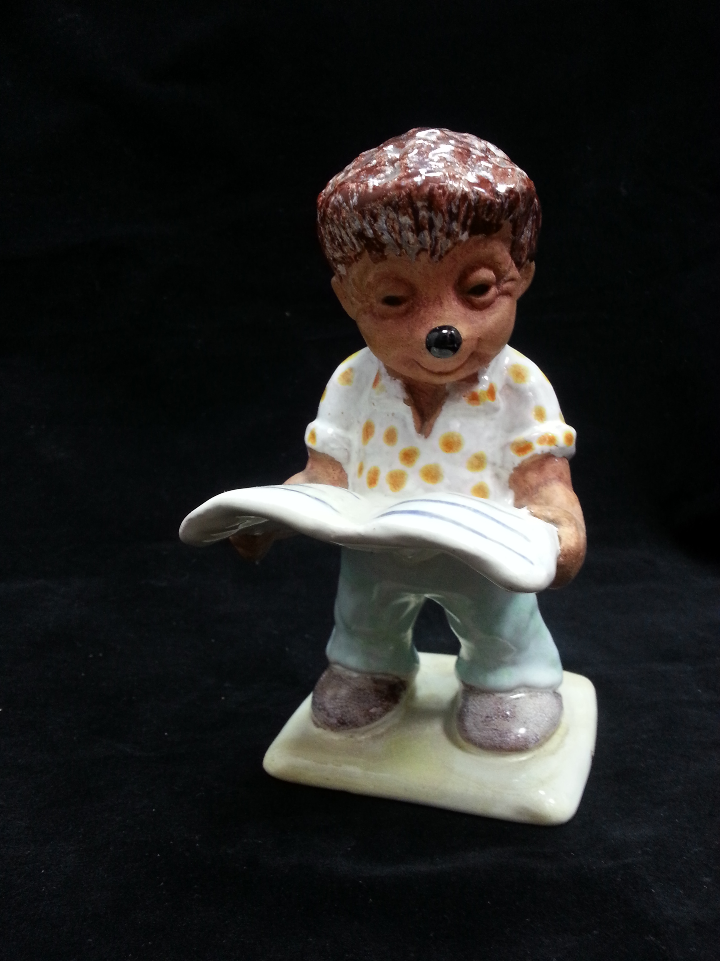 статуэтка старинная, майолика Ежик, читающий газету