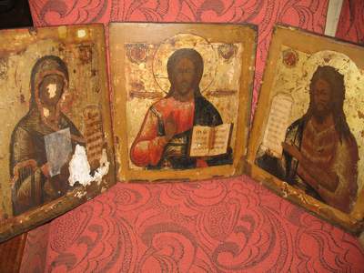 Три иконы антикварные представляют полный Деисусный чин