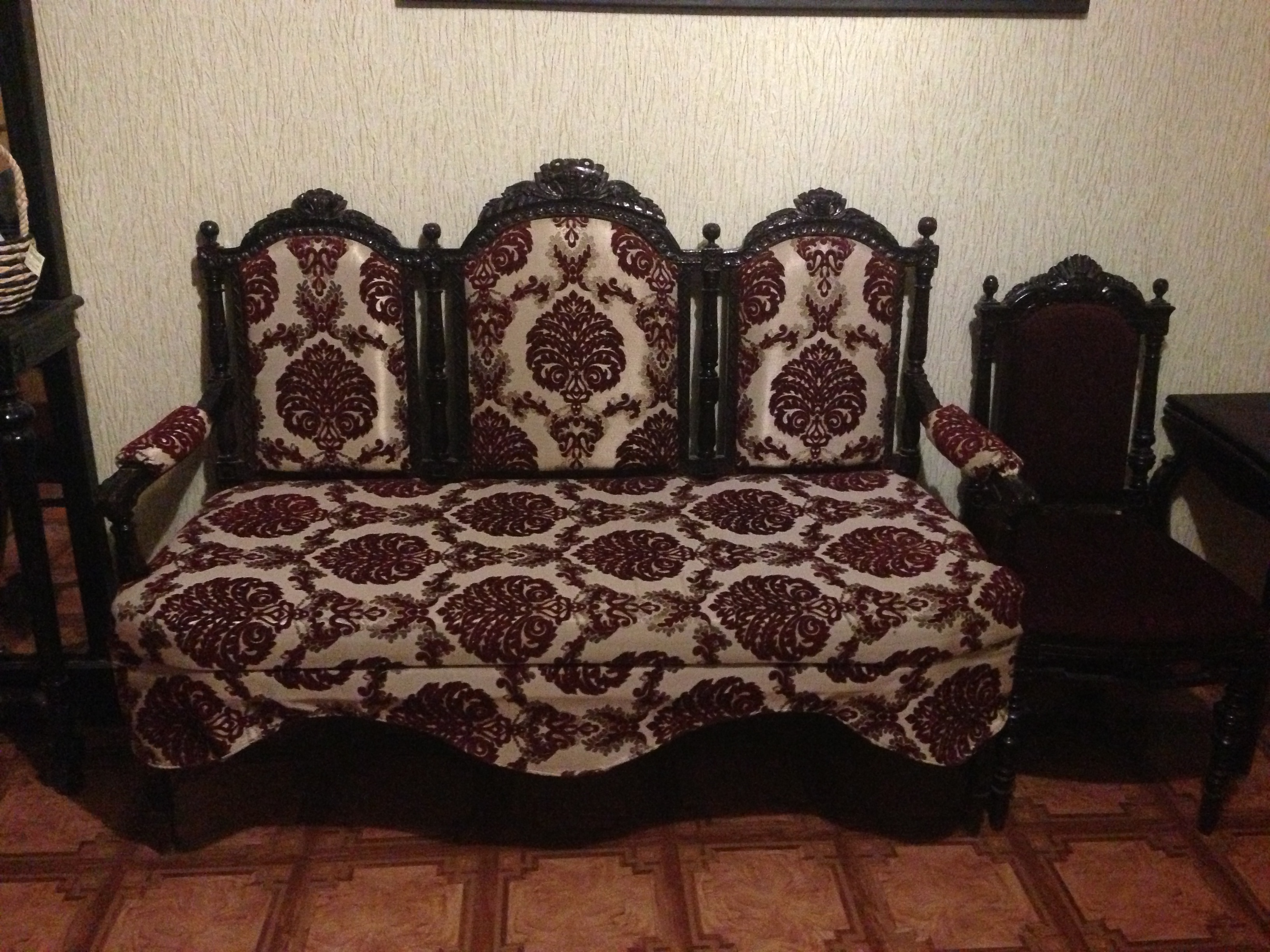 старинный резной диван