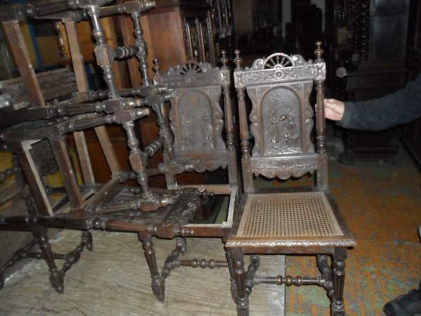 Комплект из шести стульев  19 век Голландия  с резными барельефами на спинках