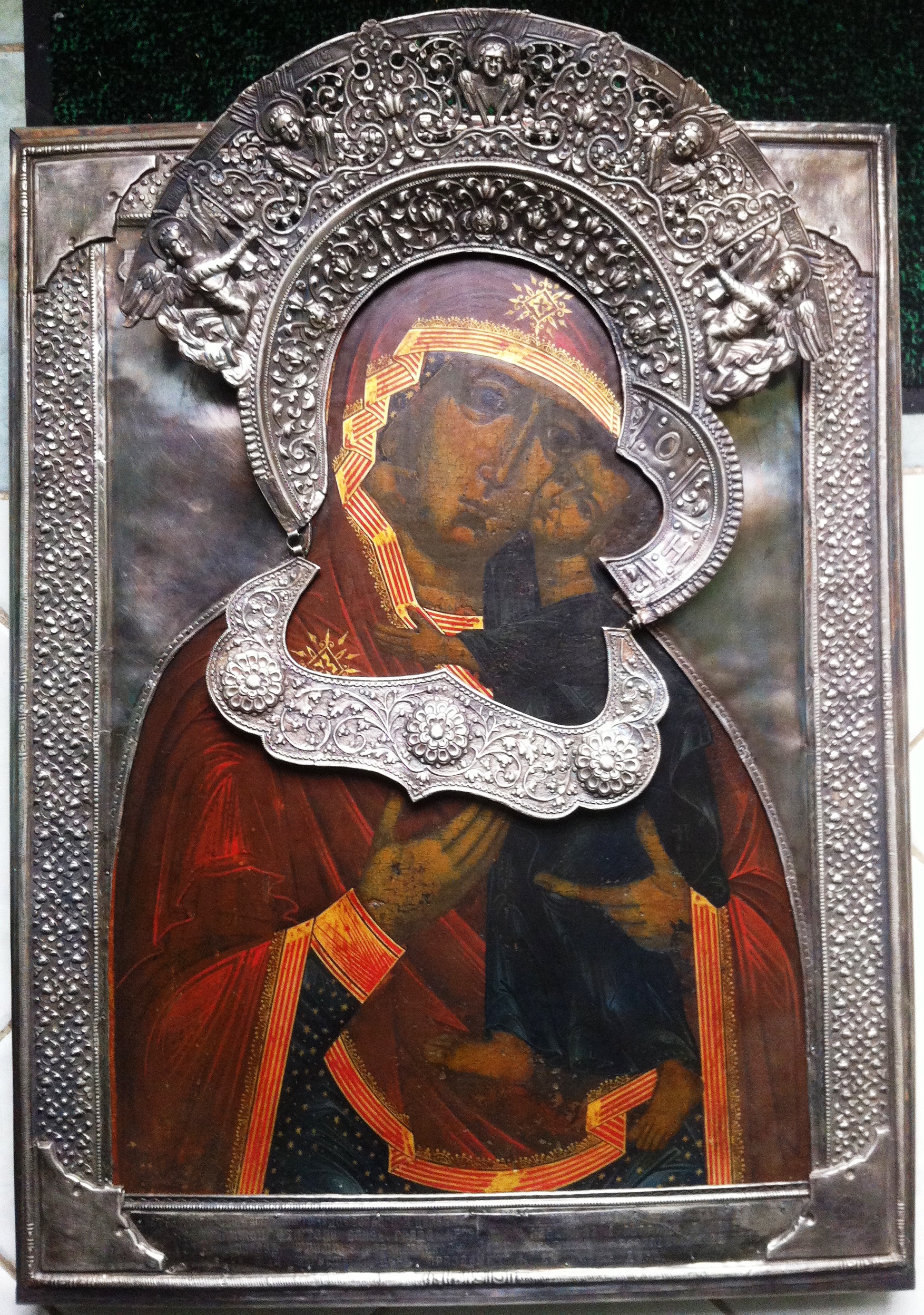 Старинная икона серебряный оклад Божия матерь 60х32см
