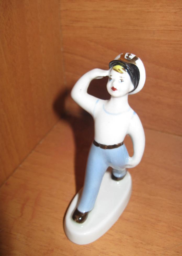 мальчик- моряк 8,5 см Фарфоровая статуэтка СССР Нижневартовск Клеймо замыто
Фарфор