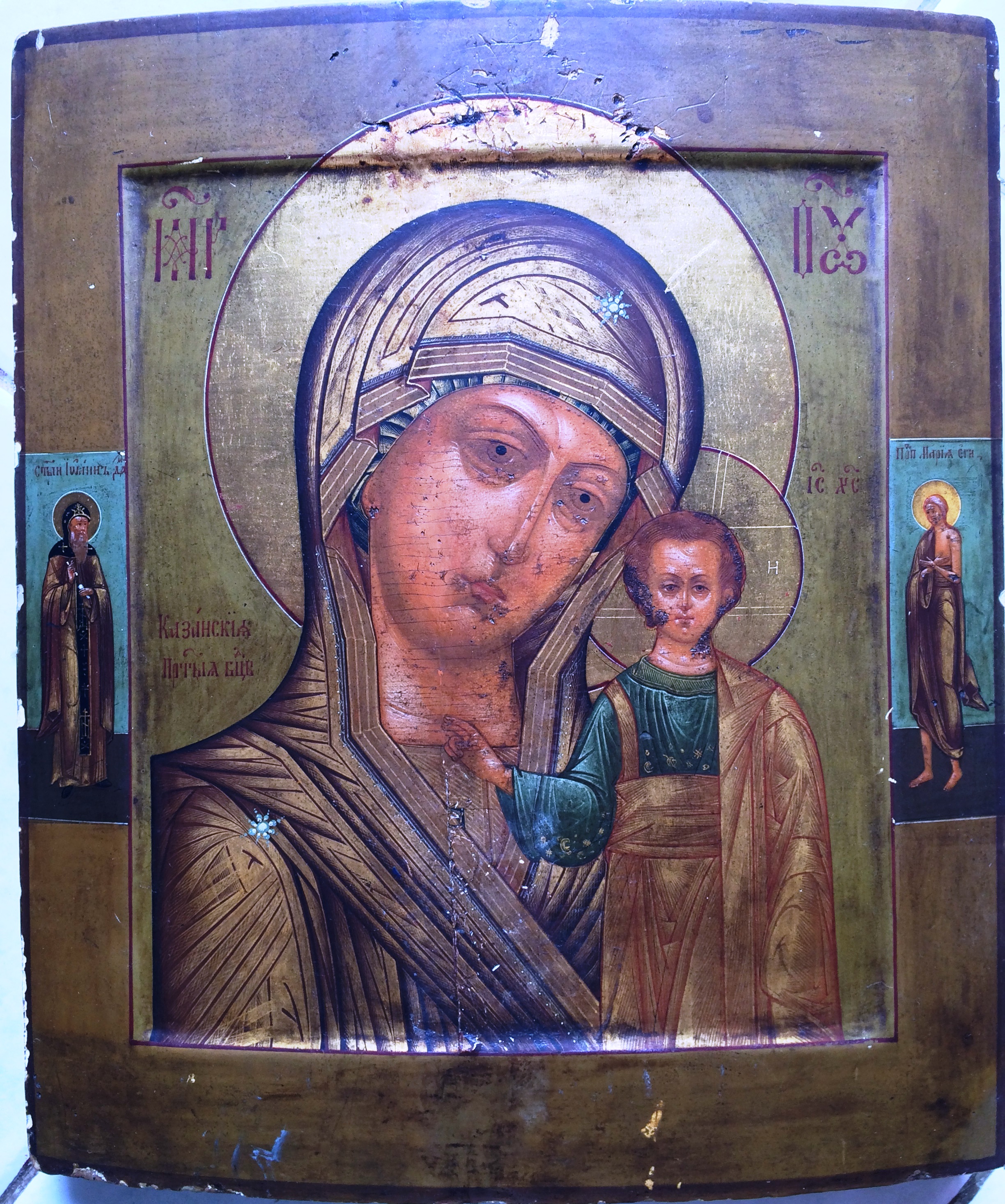 Предлагаем икону Казанской Божией Матери школьного письма, ковчежную в отличном состоянии, без вмешательств, высота 36 см