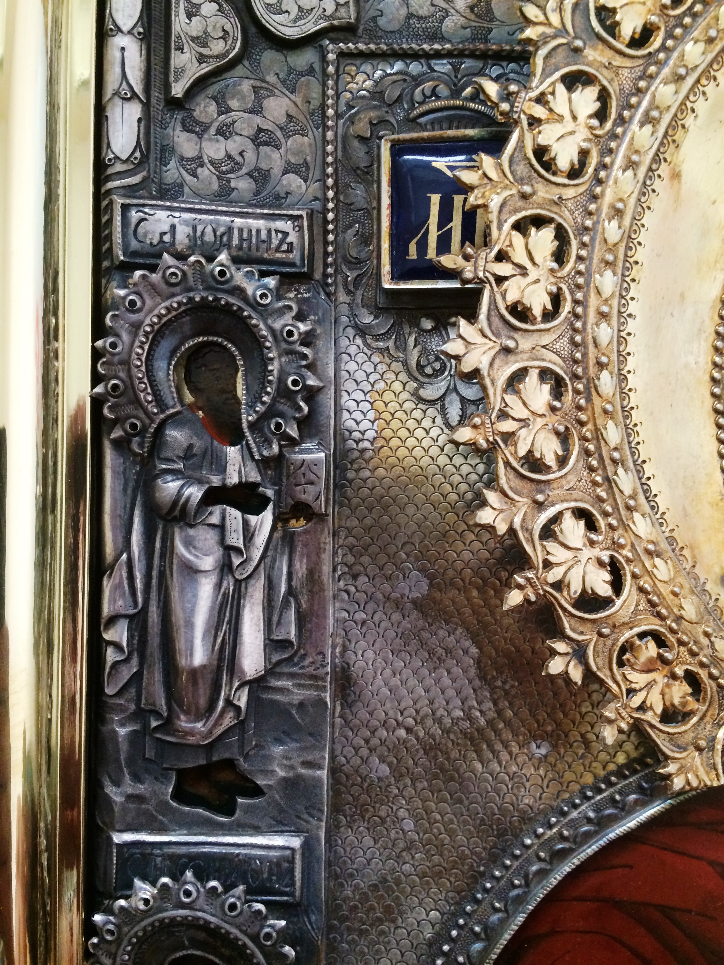 Изысканная старинная икона Богородица Смоленская в серебряном окладе на дереве ив подарочном киоте современной работы. Фотография 6