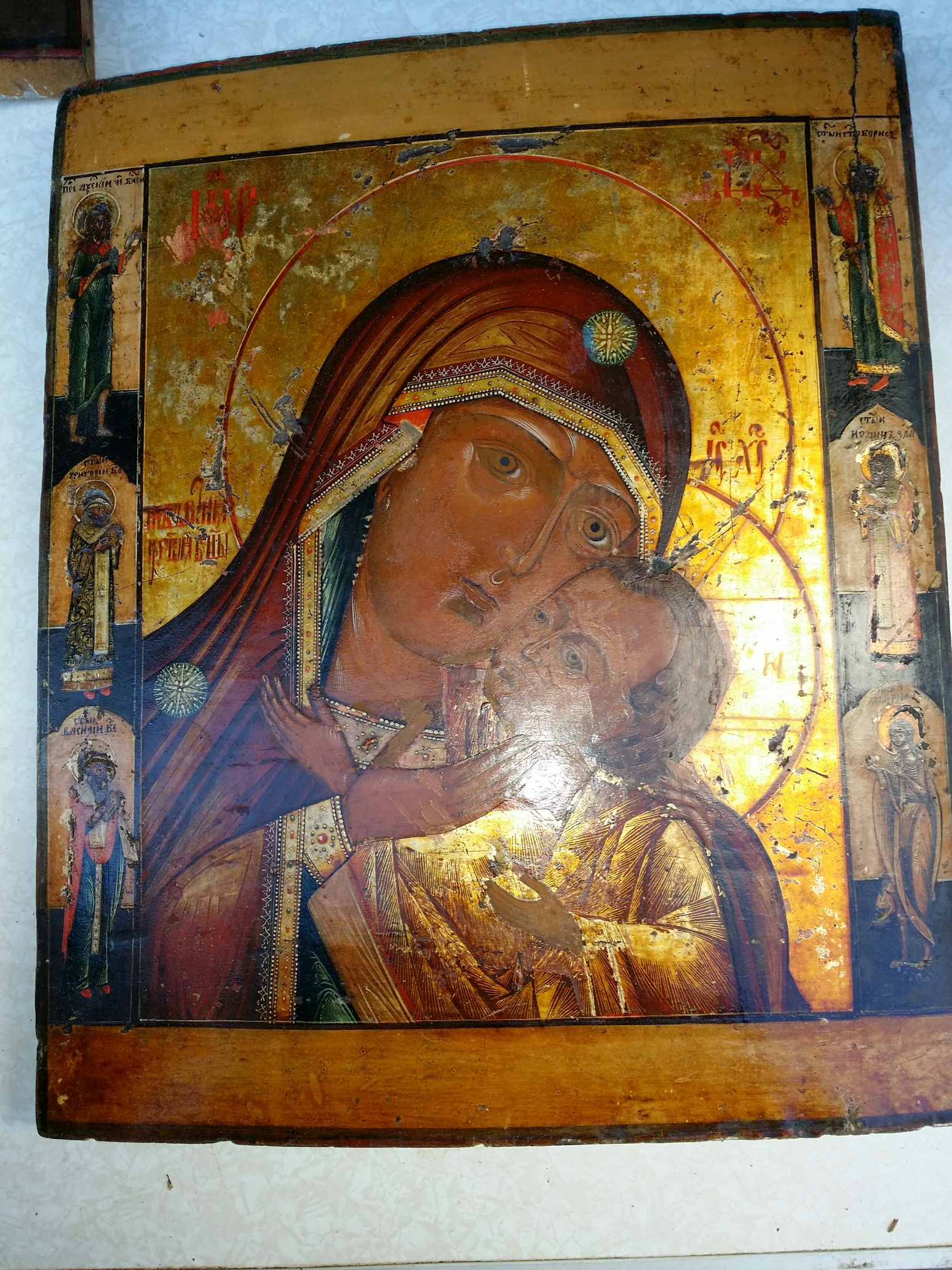 Старинная икона Божья Маетрь аналойного размера золотофонная с приписными