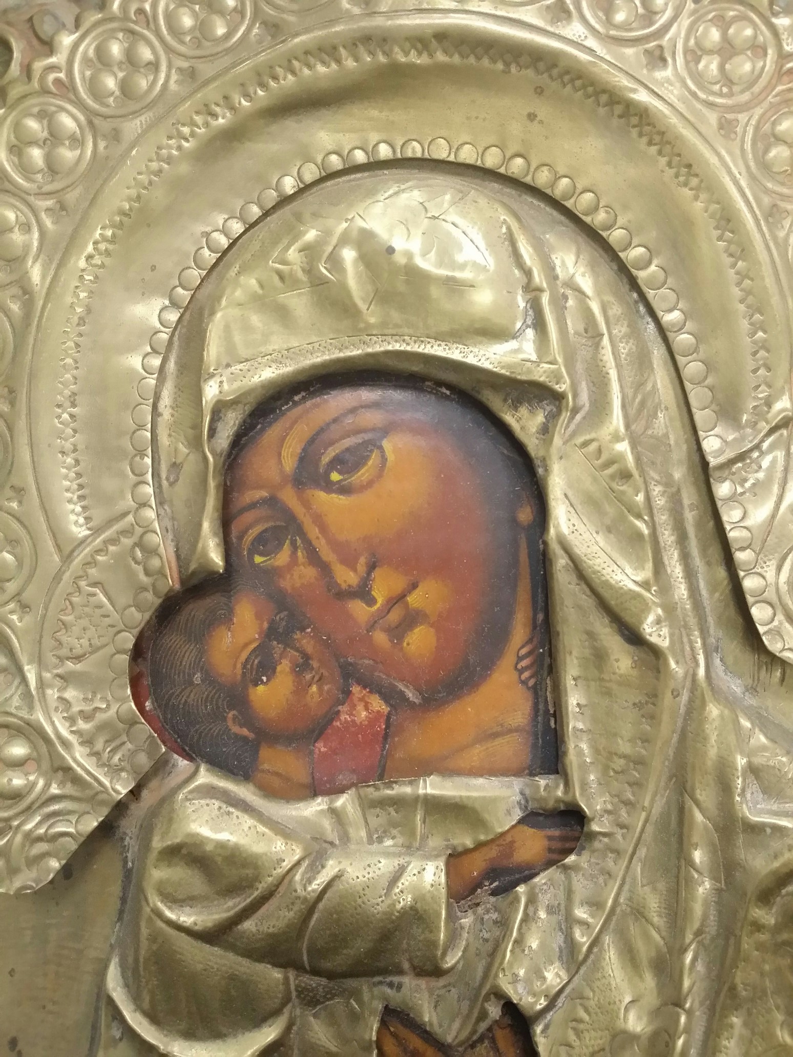  икона старинная Богородица, написана на левкасе, в окладе. Фотография 3
