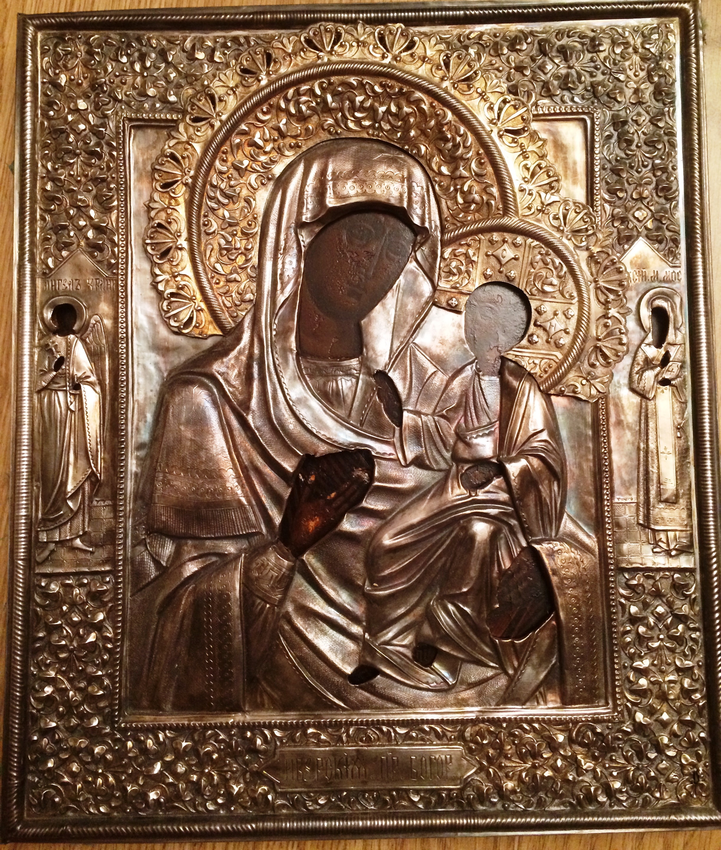 Предлагаем рассмотреть старинную икону Иверскую Богородицу в серебряном окладе прекрасной работы гречка